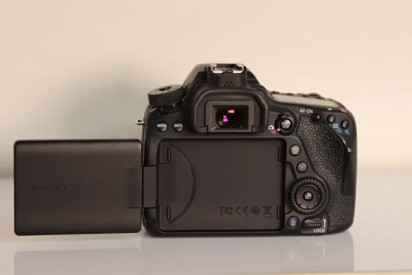 دوربین کارکرده CANON 80D لنز 18-135usm (3000 شات) - Image 2