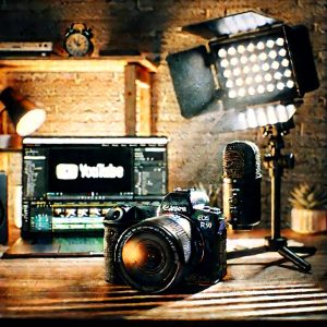 alt: مقایسه دوربین Canon و Sony در نور کم با استفاده از نور LED C26 در استودیو خانگی