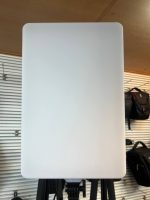 ور LED حرفه‌ای مدل C26 نصب‌شده روی سه‌پایه در یک استودیو عکاسی، در حال نورپردازی پرتره از یک مدل نشسته با نور نرم و یکنواخت.