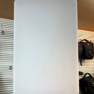 ور LED حرفه‌ای مدل C26 نصب‌شده روی سه‌پایه در یک استودیو عکاسی، در حال نورپردازی پرتره از یک مدل نشسته با نور نرم و یکنواخت.