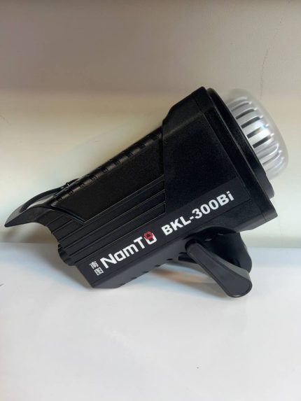 “کاربرد نور BKL-300BI برای تولید محتوا در فضای داخلی با نوردهی حرفه‌ای و تنظیم دمای رنگ