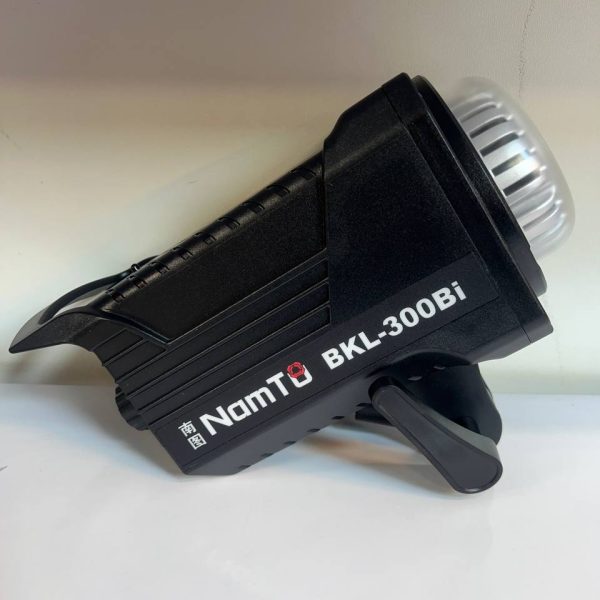 “کاربرد نور BKL-300BI برای تولید محتوا در فضای داخلی با نوردهی حرفه‌ای و تنظیم دمای رنگ