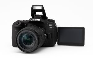 این تصویر که داخلش دوربینCANON 90D  قرار داره رو AI طراحی کرده