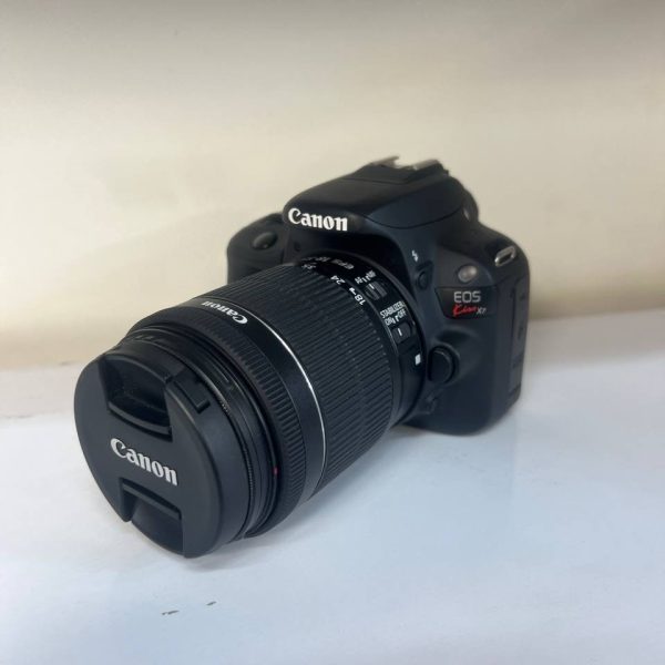دوربین کارکرده Canon 100d را در تصویر بالا مشاهده میکنید