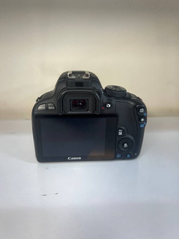 درتصویر بالادوربین کارکرده 100D قرار دارد