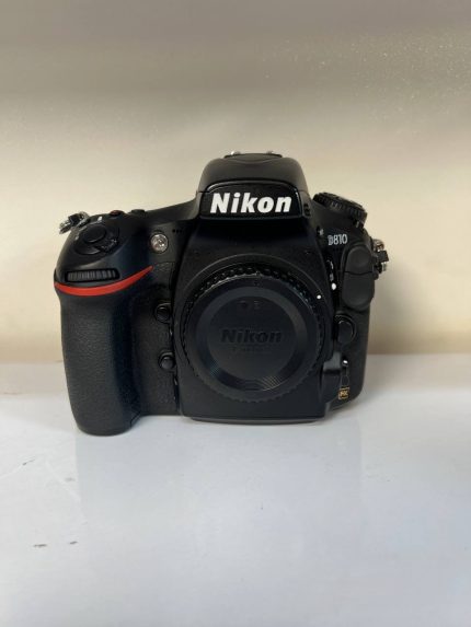 Nikon D810 را در تصویر بالا مشاهده میکنید