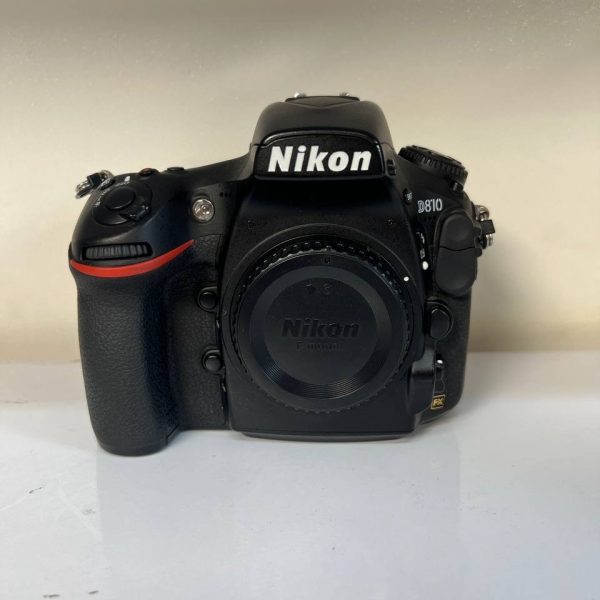 Nikon D810 را در تصویر بالا مشاهده میکنید