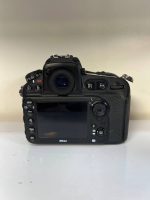 Nikon D810 در تصویر بالا مشاهده میشود