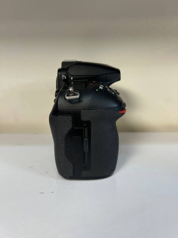 Nikon D810 در تصویر بالا مشاهده میشود