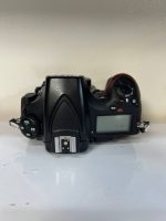 Nikon D810 در تصویر بالا مشاهده میشود