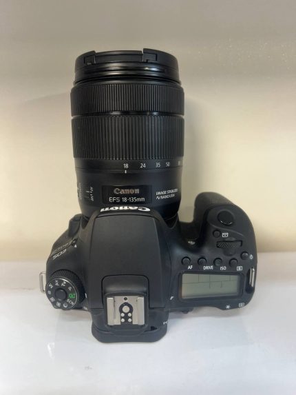 CANON 90D در عکس بالا درج شده است